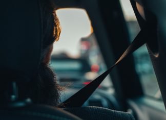 La camiseta del cinturón de seguridad no es una broma Imagen de un pasajero dentro del coche con el cinturón de seguridad puesto