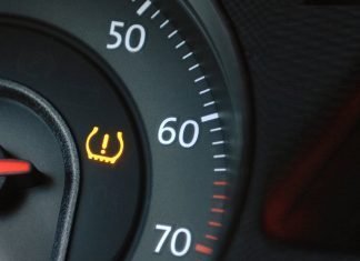 ¿Puede un simple sensor ser objetivo de un ciberataque? Imagen del chivato que indica funcionamiento de control de presión de neumáticos