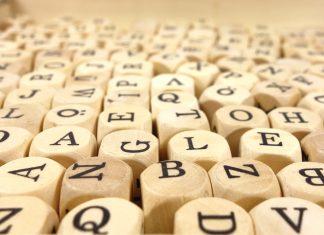 Phishing, spam, ransomware: defiende a tu coche de las palabras malditas Muchos dados con letras en todas sus caras dispuestos a lo largo de una superficie