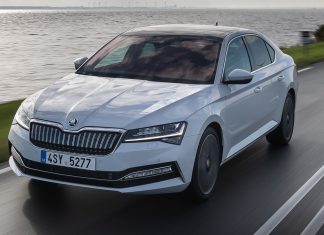 El Skoda Superb IV ya tiene precio -y muy bueno- Imagen tres cuartos delantero de un Skoda Superb IV en carreter