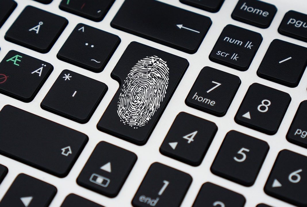 Un teclado de ordenador con una huella dactilar marcada sobre una tecla