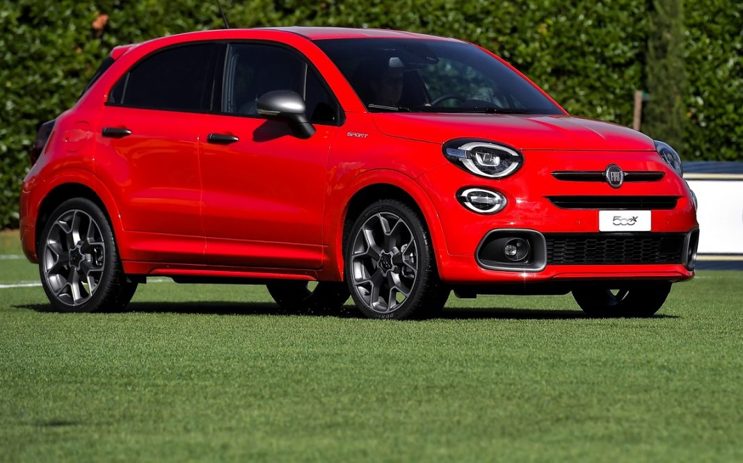 Imagen tres cuartos delantero de un Fiat 500X de color rojo y acabado deportivo Sport