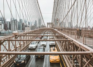 Así será el mayor cambio que han visto las ciudades desde la aparición del coche Imagen del tráfico que circula por un puente estadounidense. Vista superior
