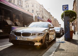 Google te busca el enchufe compatible con tu eléctrico BNW Serie 3 frontal punto de carga