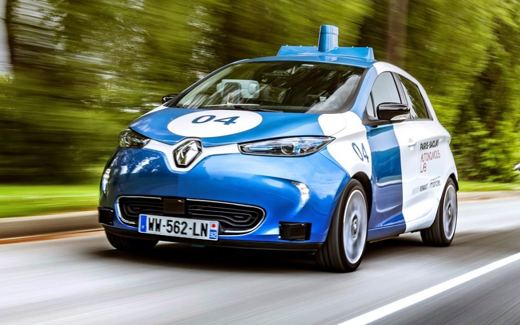 IMagen de un Renault Zoe autónomo circulando por una carretera