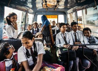 El mejor profesor del ‘cole’ es este autobús inteligente Interior de un autobús escolar, lleno de niños de origen indio vestidos de uniforme