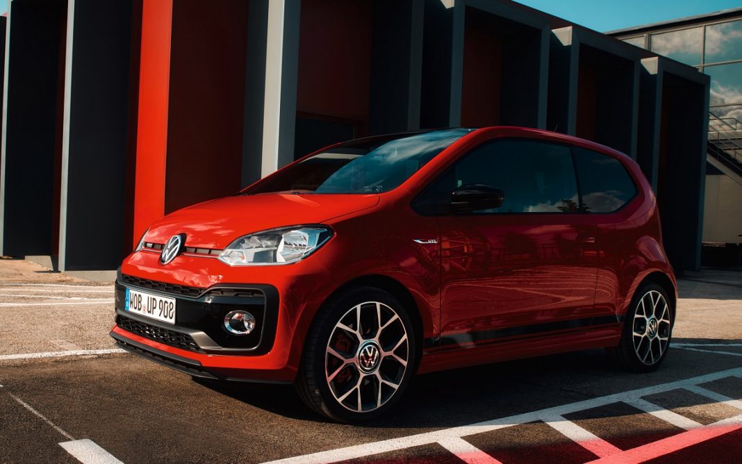 Imagen tres cuartos delantero del nuevo VW UP! GTI de color rojo