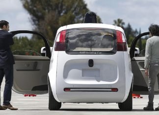 El coche autónomo de Google nos da una vuelta… y esto fue lo que ocurrió Un grupo de personas aguardan para subirse al coche autónomo de Google