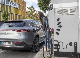 Antes de cargar tu eléctrico en la calle, lee esto Mujer recargando un mercedes en estacion de carga