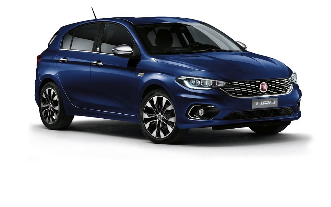 Imagen tres cuartos delantero de un Fiat Tipo More de color azul