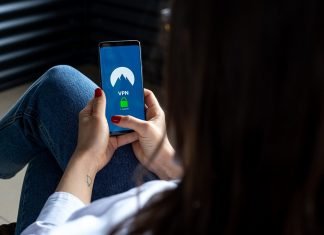 Vídeo: El mapa de los ciberataques que se están produciendo ahora mismo Imagen de una persona con su teléfono móvil