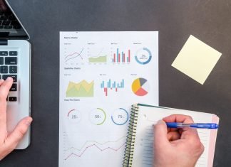 Cinco claves para usar bien los datos de tu vehículo conectado Imagen zenital de una mesa en la que una persona está trabajando con diversos gráficos y papeles