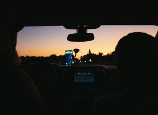 El asistente de voz de tu coche habla con otros asistente de voz coche