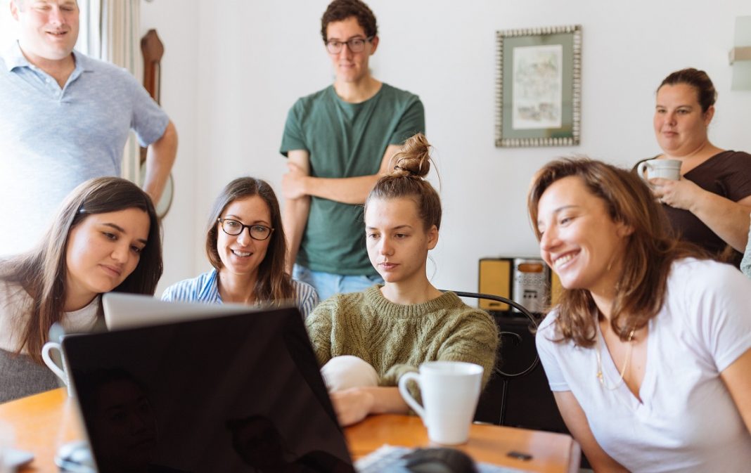 Empleados delante de un ordenador