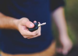 Qué es el transpondedor y por qué es vital para la llave de tu vehículo persona accionando el mando a distancia de un coche