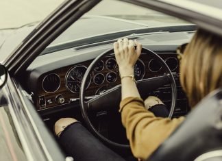 ¿Volverá a ponerse de moda la barra en el volante? mujer al volante de su coche