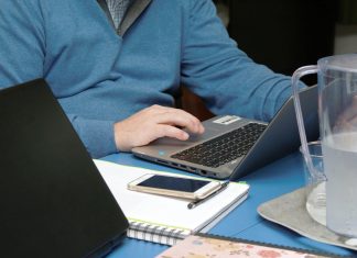 ¡Hay que ser positivos! Imagen de una persona sentada de una mesa y trabajando con su ordenador