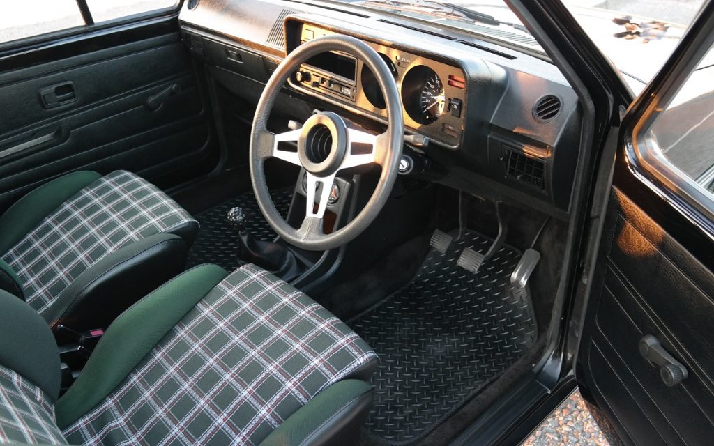 Imagen interior del Golf GTI I