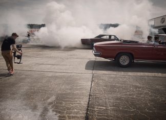 Vídeo: Hackers… de película en el mundo del cine Coche película: un cámara graba a un coche descapotable clásico quemando rueda