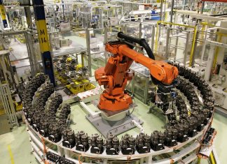 Por qué no puede detenerse el suministro de componentes Un robot seleccionando Componentes de Automoción en una fábrica