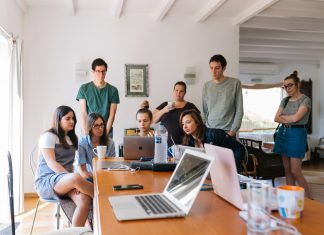 Así se unen los hackers para vencer al coronavirus Hacker coronavirus: un grupo de personas se reúne en torno a un ordenadr