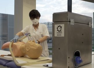 Vídeo: Las marcas de coche dan un respiro a los enfermos Imagen de un operario de Seat fabricando un respirador