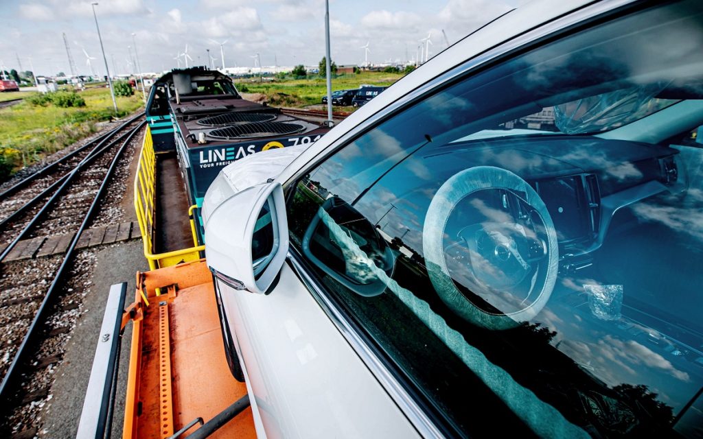 Imagen de un Volvo cargado en un tren
