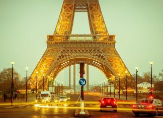 Cómo ayudará el Big Data a mejorar el transporte urbano Big data transporte: imagen del tráfico urbano a la altura de la Torre Eifel de Paris