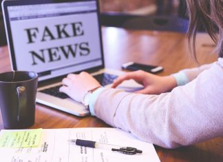 ¿De verdad lo han dicho? Qué es el deepfake y cómo detectarlo imagen de una persona sentada frente a su portátil