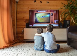 Tres ‘realities’ de marcas de coches que no debes perderte Imagen de dos niños viendo la televisión