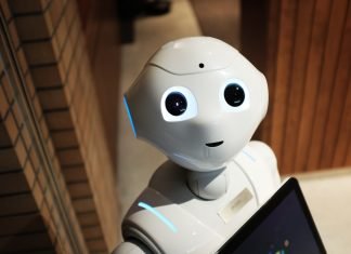 La tecnología autónoma puede ayudar a que no te falte nada en el ‘súper’ Robots supermercados: un robot mira hacia la cámara
