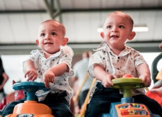 Coches gemelos: así ayudan a mejorar los vehículos Coches gemelos: dos bebés gemelos encima de sendos correpasillos