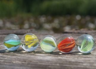 Carreras de canicas: ¿una diversión? Imagen de varias canicas