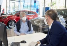 Estamos muy verdes para ayudas a coches eléctricos IMagen de unos clientes en el concesionario tras el COVID 19