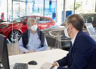 Estamos muy verdes para ayudas a coches eléctricos IMagen de unos clientes en el concesionario tras el COVID 19