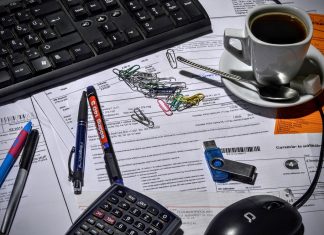 Las aseguradoras deben bajar el precio por el COVID-19 Imagen de una persona trabajando en su mesa