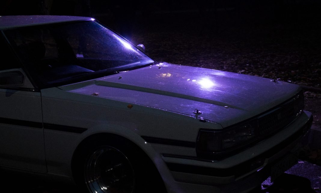 Tuning Japón: un deportivo japonés tuneado aparcado en una calle de noche