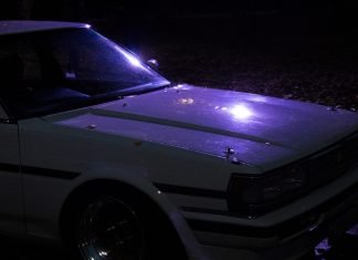 Estos son los coches japoneses “dolorosos de ver” Tuning Japón: un deportivo japonés tuneado aparcado en una calle de noche