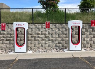 ¿Hay suficientes puntos de carga en España? Imagen de unos Tesla SuperChargers
