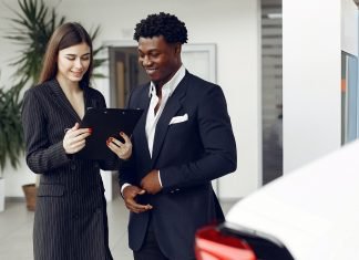 ¿Se beneficia el mercado de las ayudas del Gobierno? Cliente y comercial en un Concesionario de Coches
