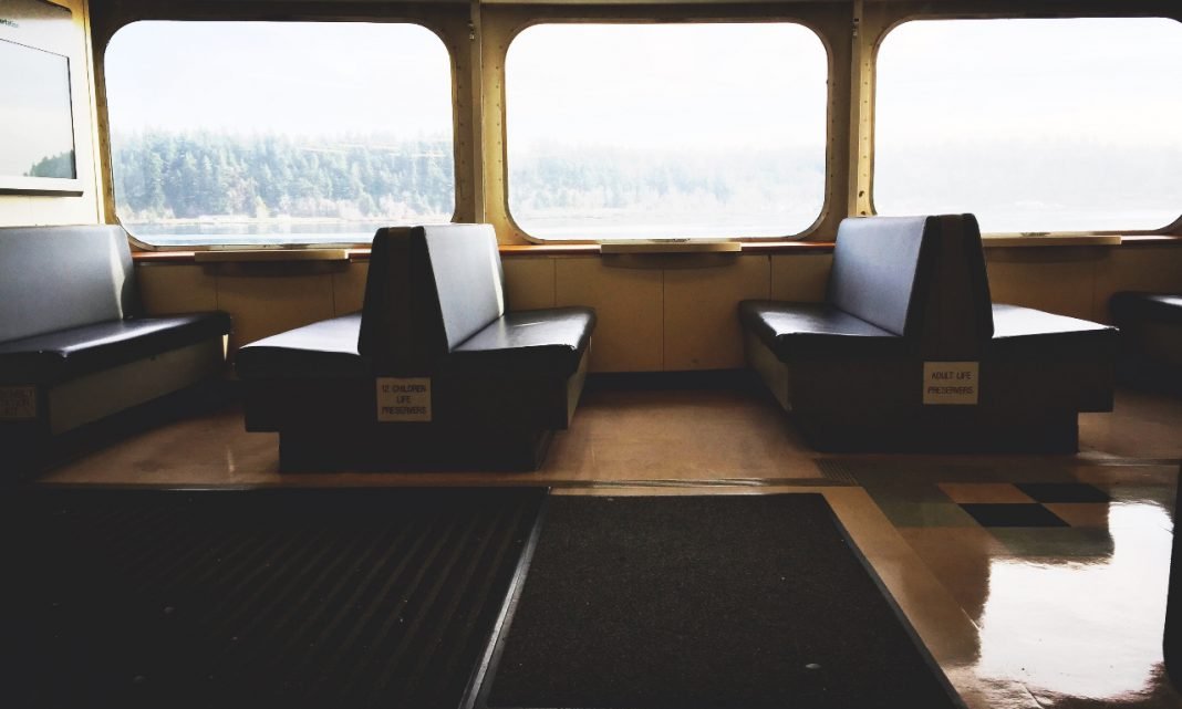 Coronavirus transporte público: interior de un vagón de tren vacío
