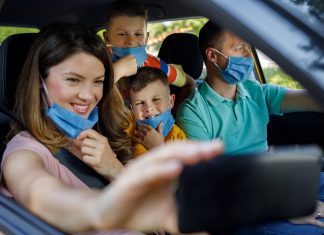 ¿Está listo tu coche para emprender un viaje largo? Imagen ejemplo de un Viaje en Familia con mascarillas