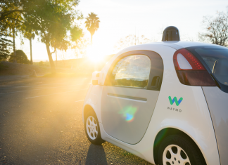 Por qué un coche autónomo no te quitará el trabajo… todavía Waymo coche autónomo tres cuartos trasera