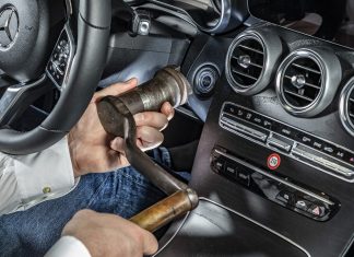 Mercedes y su sorprendente equipamiento histórico Imagen de una manivela en un Mercedes moderno