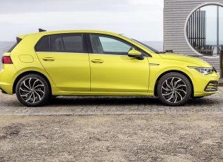 Vídeo: Prueba del VW Golf eTSI, ¿qué tal responde su software? Imagen de un VW Golf 8 de color amarillo y de perfil