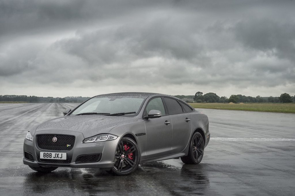 Imagen de tres cuartos frontal de un Jaguar XJ en un día lluvioso