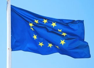Multa a los crackers: la UE empieza a sancionar los ciberataques Ciberataques Europa: bandera de la Unión Europea ondeando