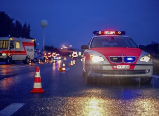La falsa multa de la DGT ataca de nuevo: la estafa en la que no debes caer Estafa multa DGT: imagen de un control policial en una carretera