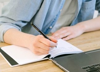 Ya puedes tramitar tu ayuda para cambiar de coche Imagen de un Hombre Escribiendo