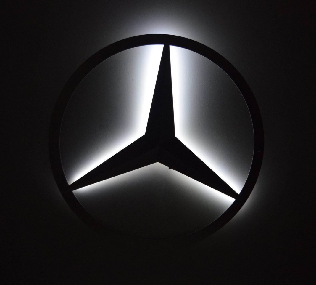 Logo Meredes retroiluminado
